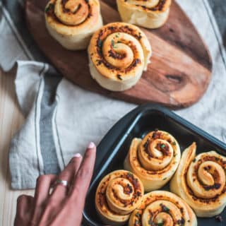 Feta and sun-dried tomato bread rolls