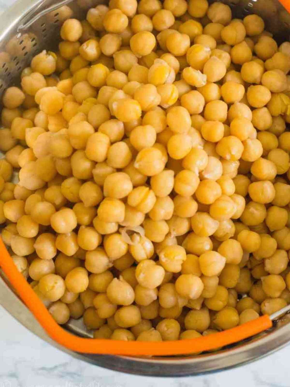 Cooked chickpeas in a colander