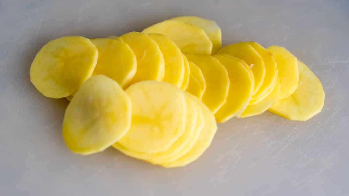 sliced potatoes to make potato pakoras