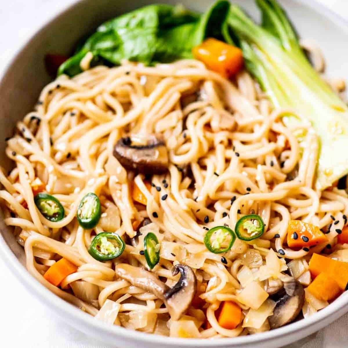 https://carameltintedlife.com/wp-content/uploads/2021/11/vegetable-ramen.jpg