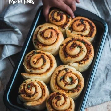 Feta and sun-dried tomato bread rolls